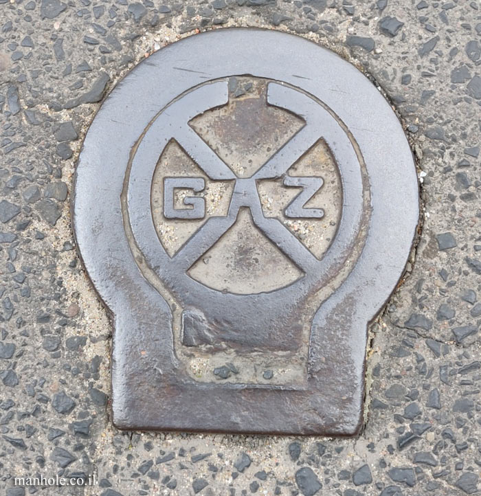 Warsaw - a small round gas cap with a lifting hinge