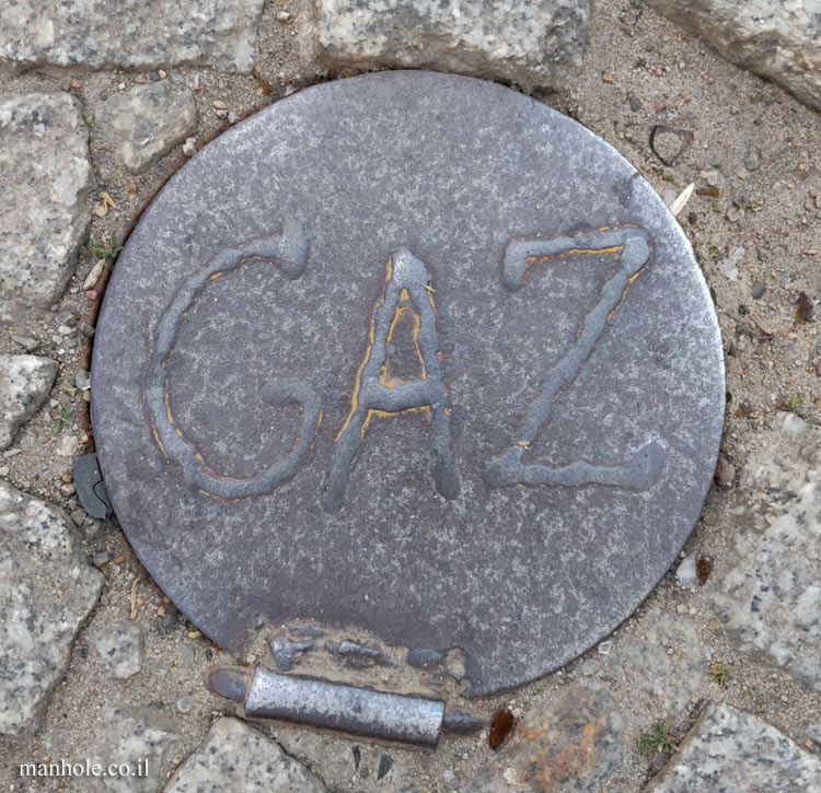 Warsaw - a small round gas cap with a lifting hinge (2)
