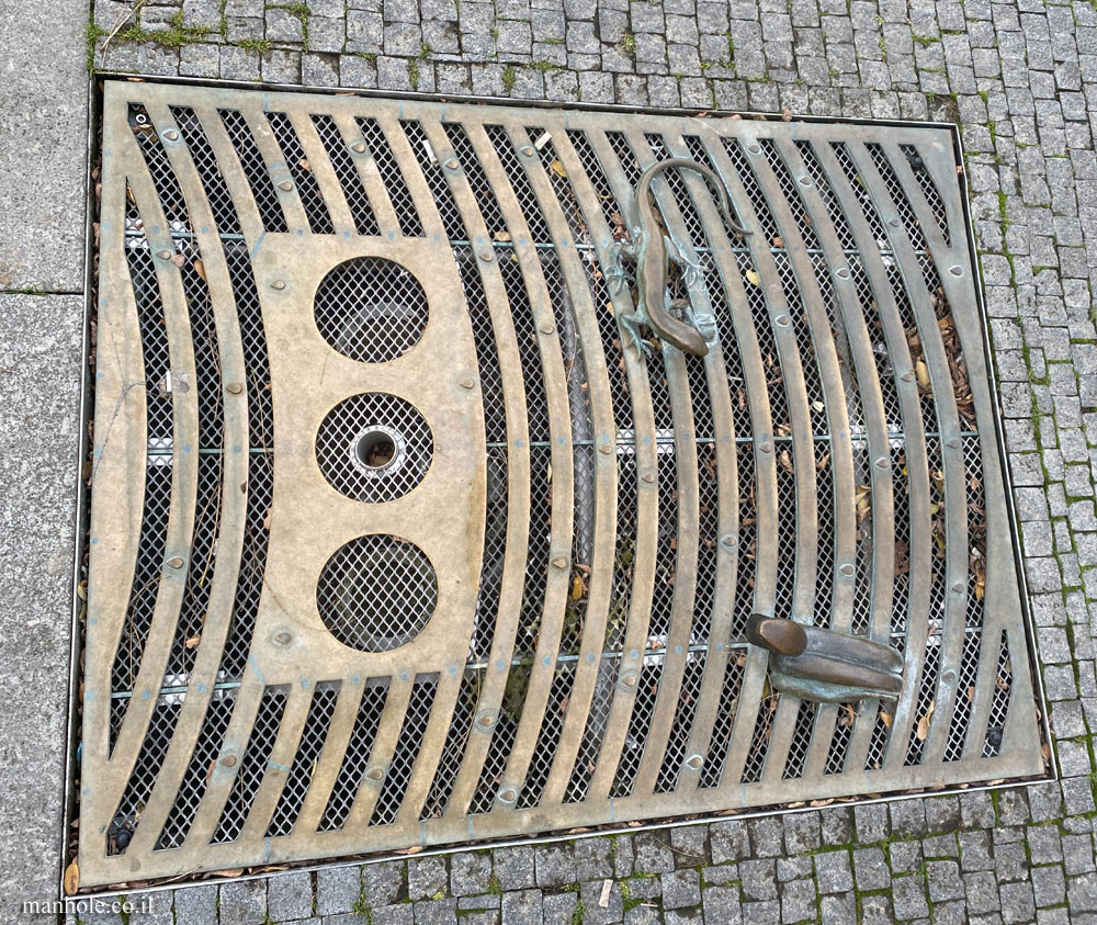 Brno - Brno center - drain cover with filter mesh and rounded grooves