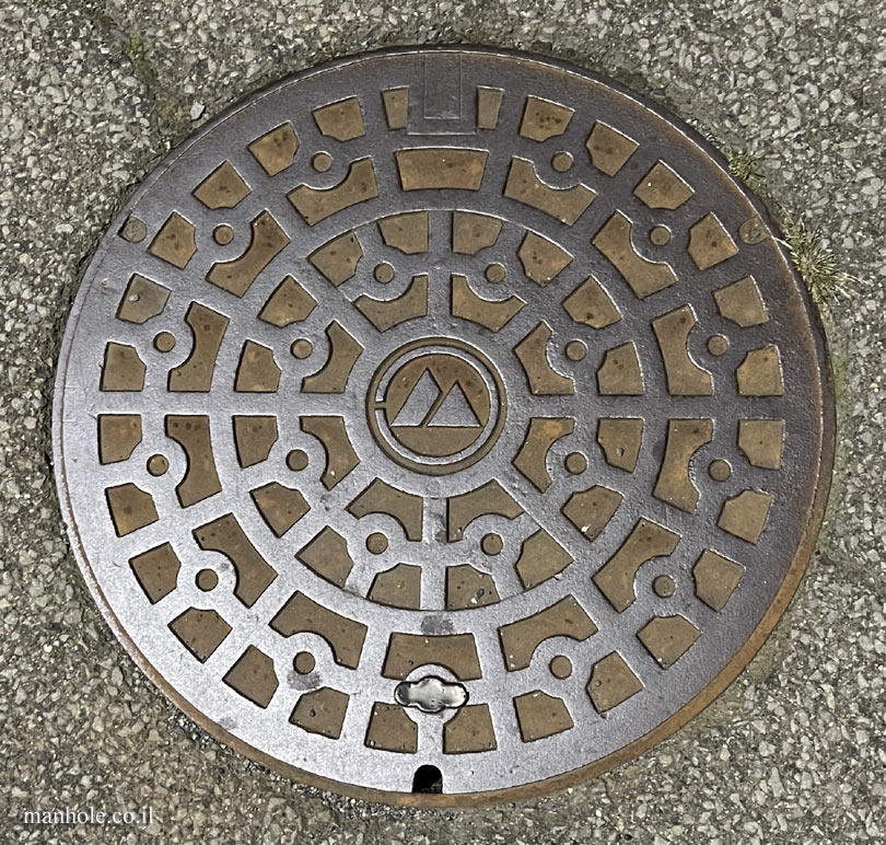 Hakone - lid with the city emblem in the center
