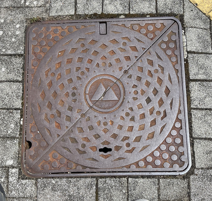 Hakone - lid with the city emblem in the center - diagonal