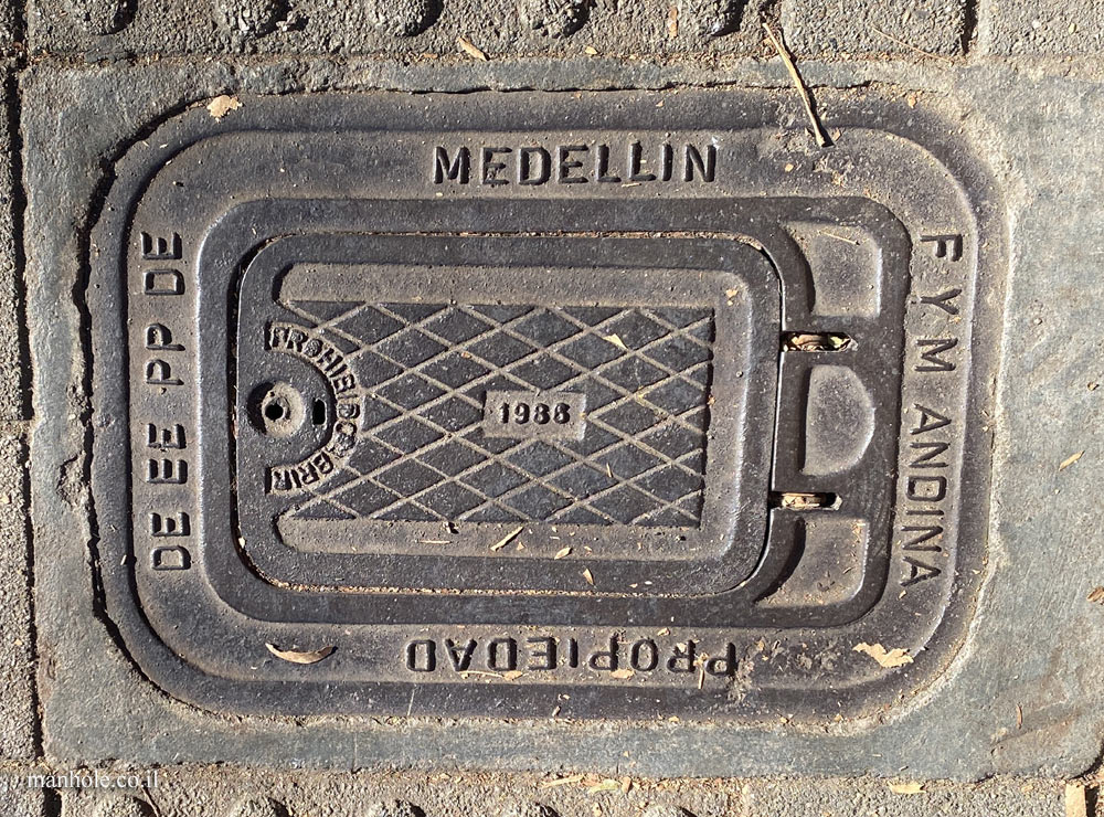 Medellín - Cover with a background of rhombuses