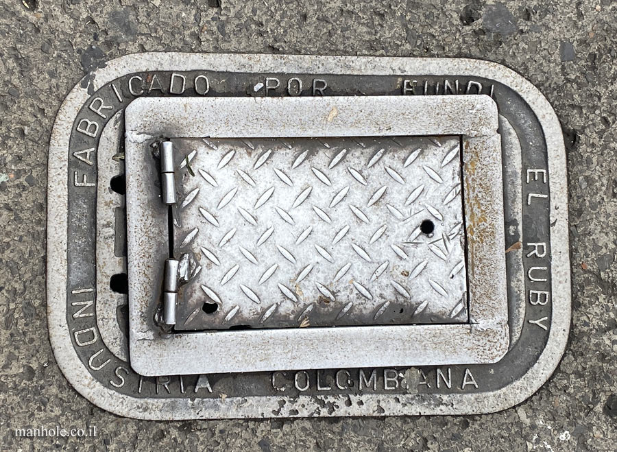Bogotá - a lid with a lifting shaft surrounded by a rectangular lid