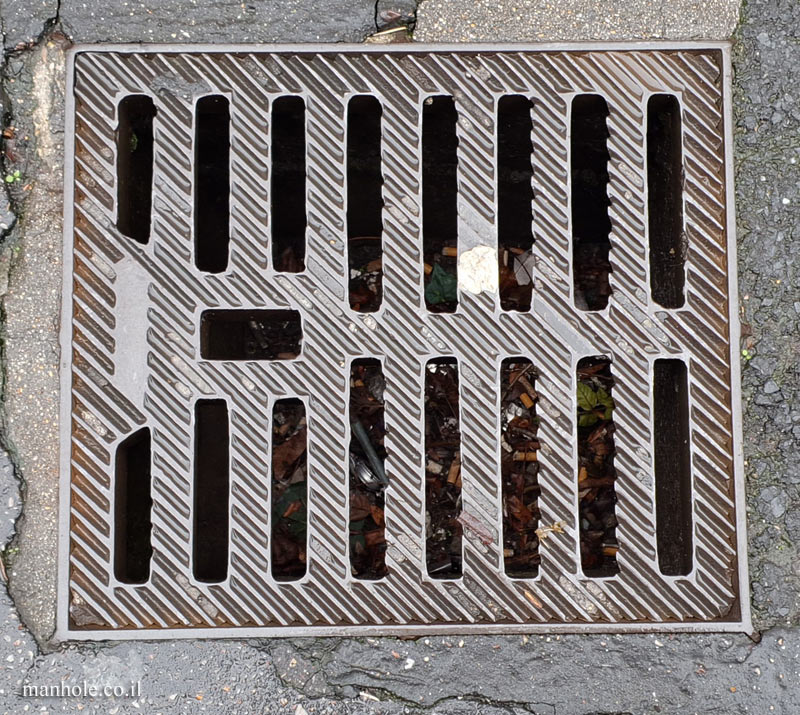 Paris - drain cover with diagonal stripes between the drain slots (2)