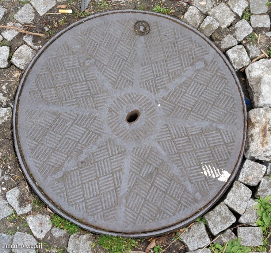 Giessen - a round lid divided into 8 sections and in them squares consisting of lines
