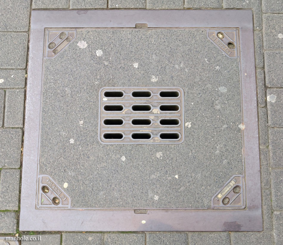 Giessen - a concrete cover with a thick frame and drainage/ventilation openings in the center