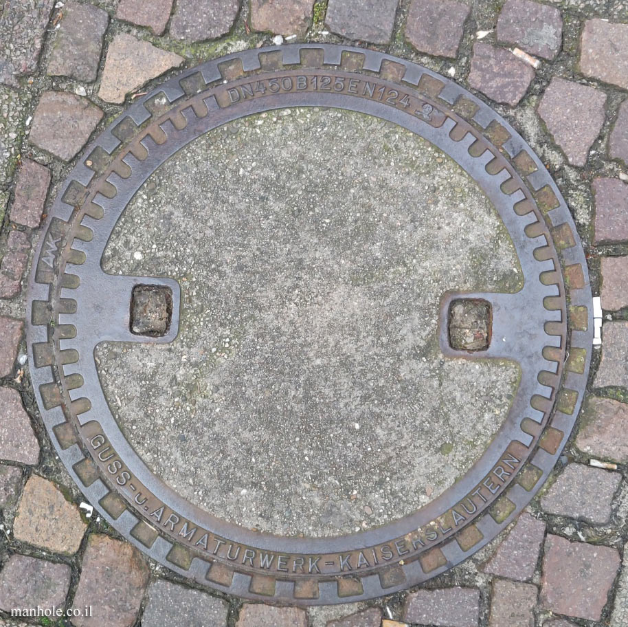 Heidelberg - round concrete cover with a metal frame