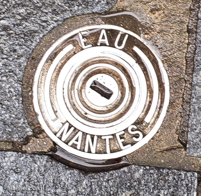 Nantes - A small water manhole cover