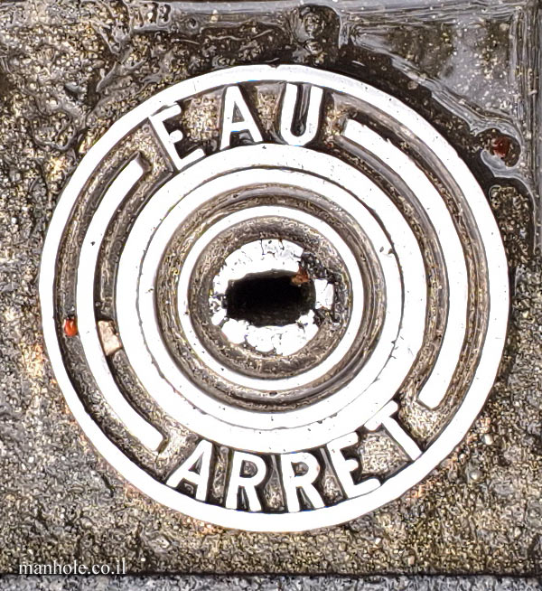 Nantes - A small water manhole cover (2)