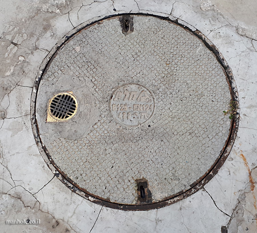 Tel Aviv - Concrete cover with a metal drain opening
