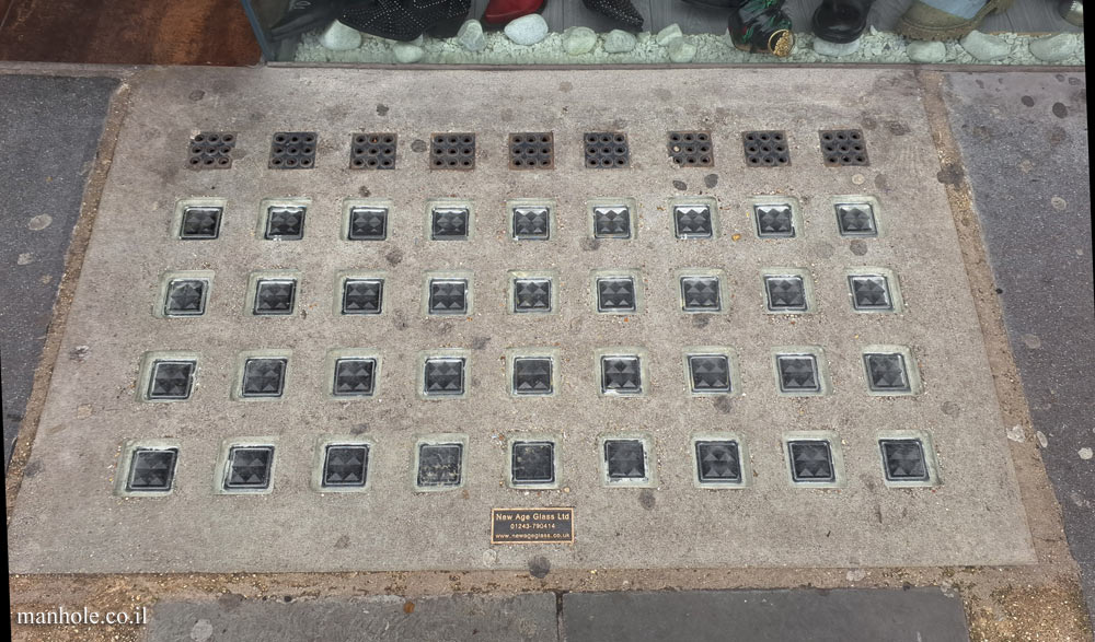 London - Concrete cover with transparent squares