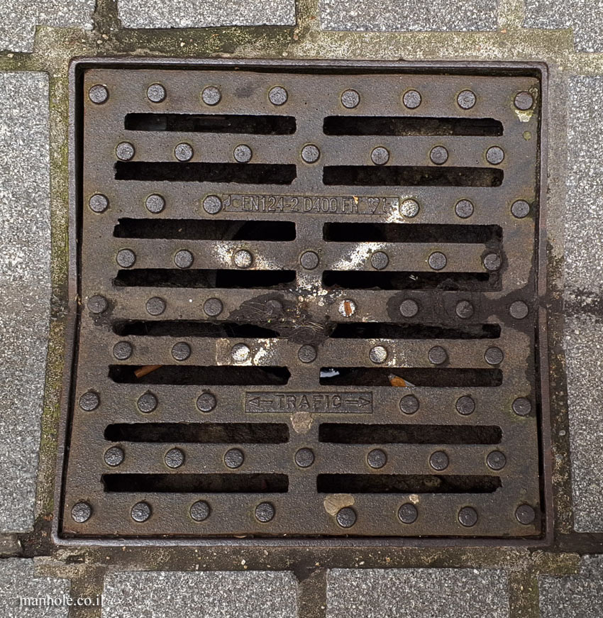 Nantes - a square drain cover with stripes with prominent dots between the drain slots