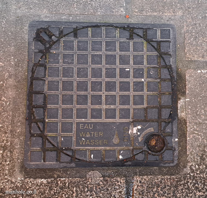 Nantes - Water cap with the word "water" appearing in 3 languages