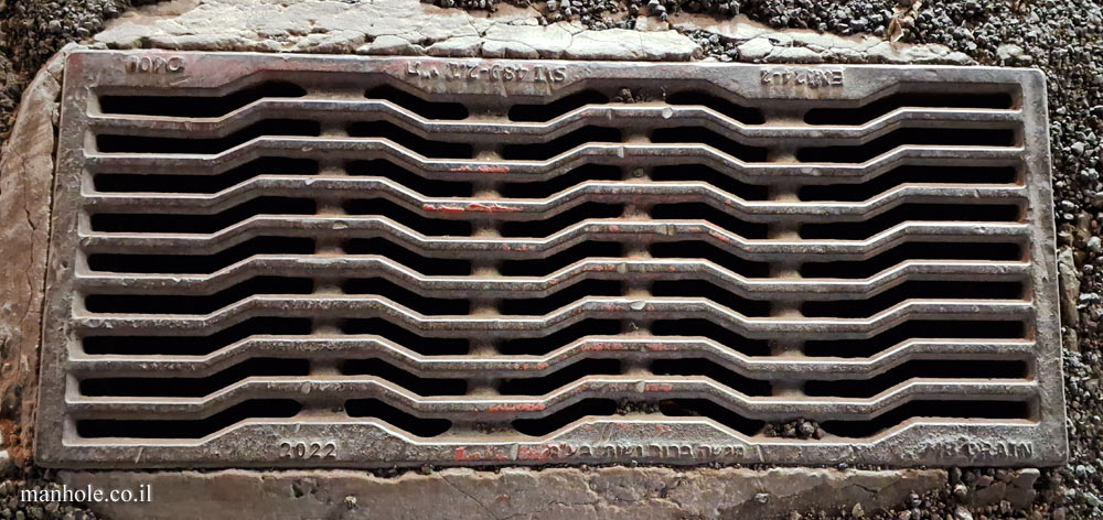 Tel Aviv - Sidewalk drainage with angled grooves - 2022