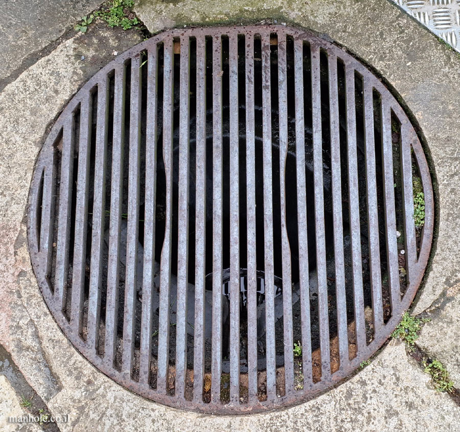 Chambord - a round drain cover with many narrow drainage slots