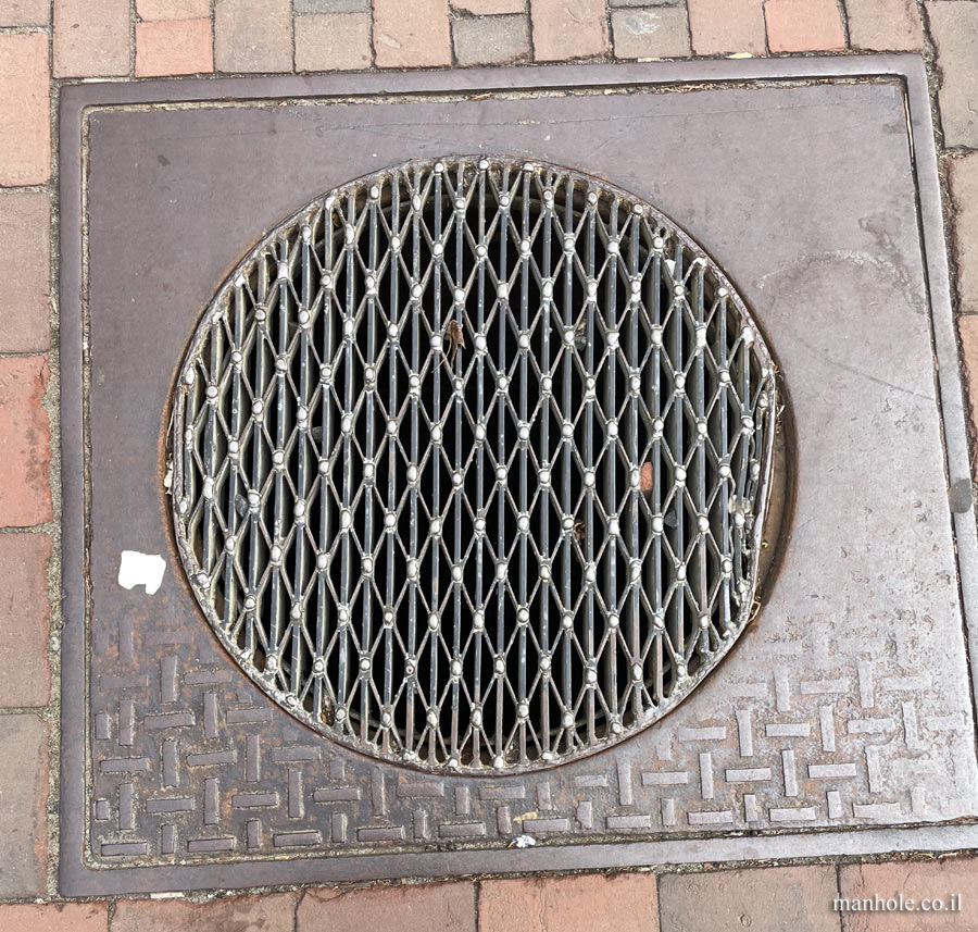 Salem - Drain cover with triangular drainage slots