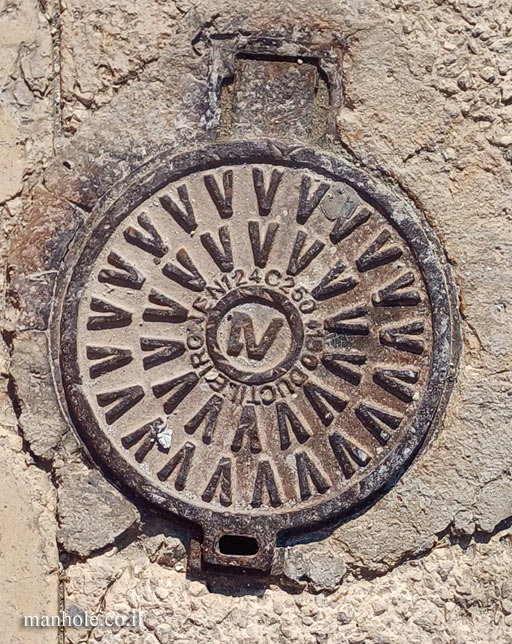 Sliema - a round lid with a background of circles composed of arrowheads