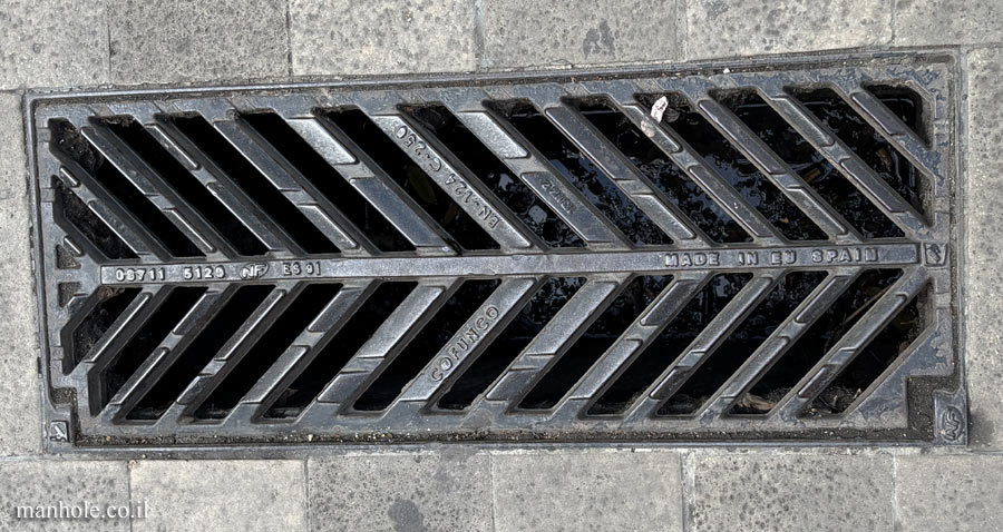 Barcelona - Drain cover with diagonal drainage slots (2)