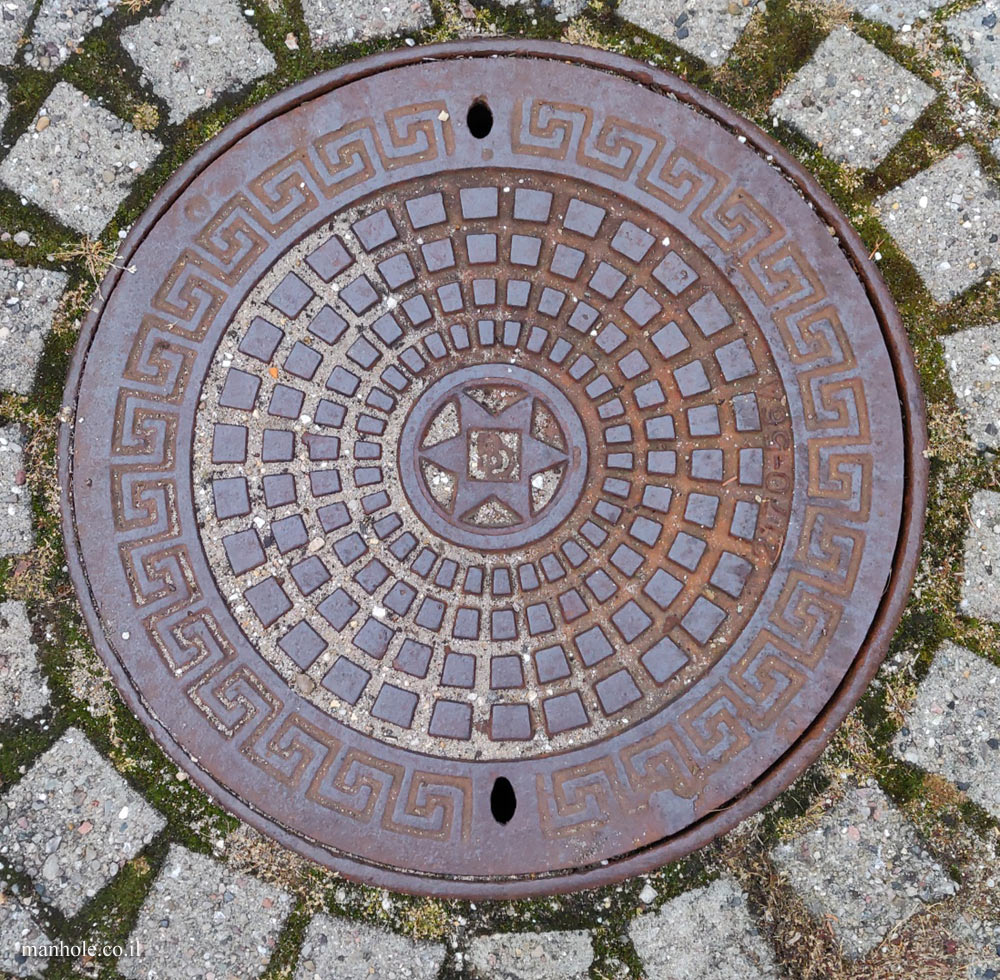 Grindsted - a lid with a star in the center and circles of squares around it