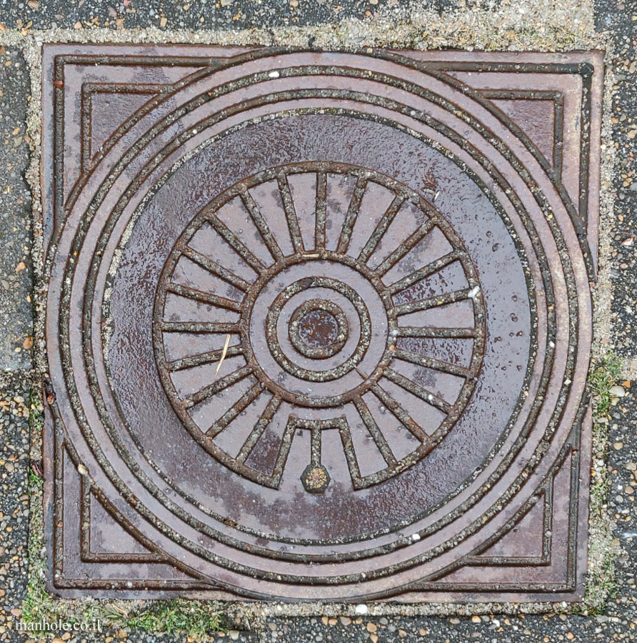 Grindsted - a lid with circles made up of elongated trapezoids