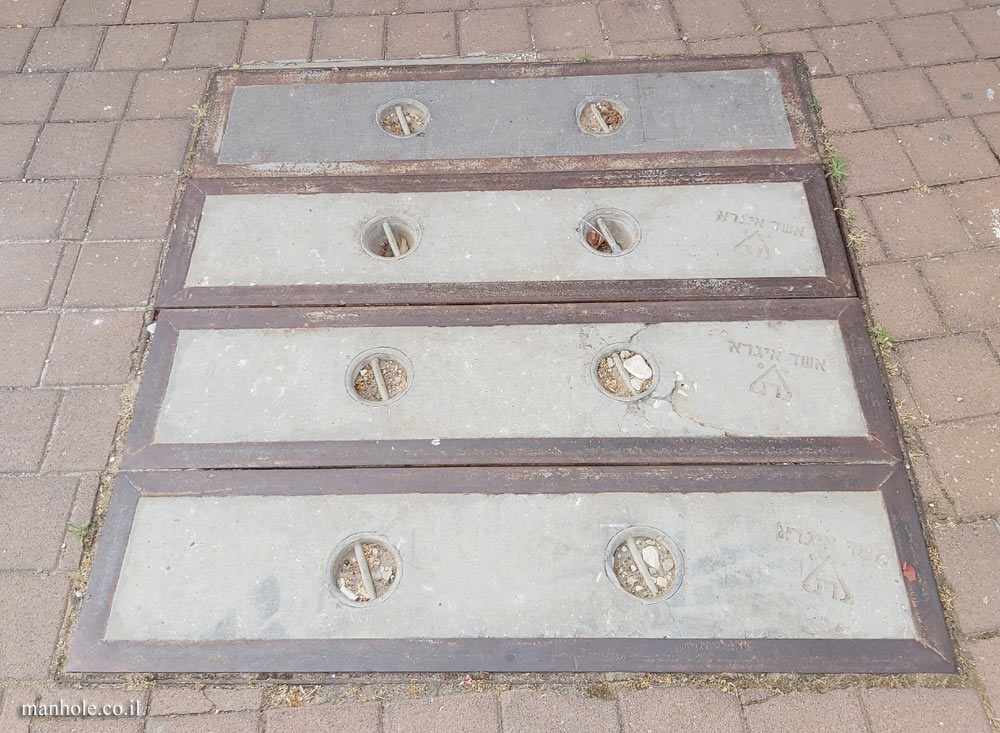 Rishon LeZion - Concrete cover with wide metal frame - modular