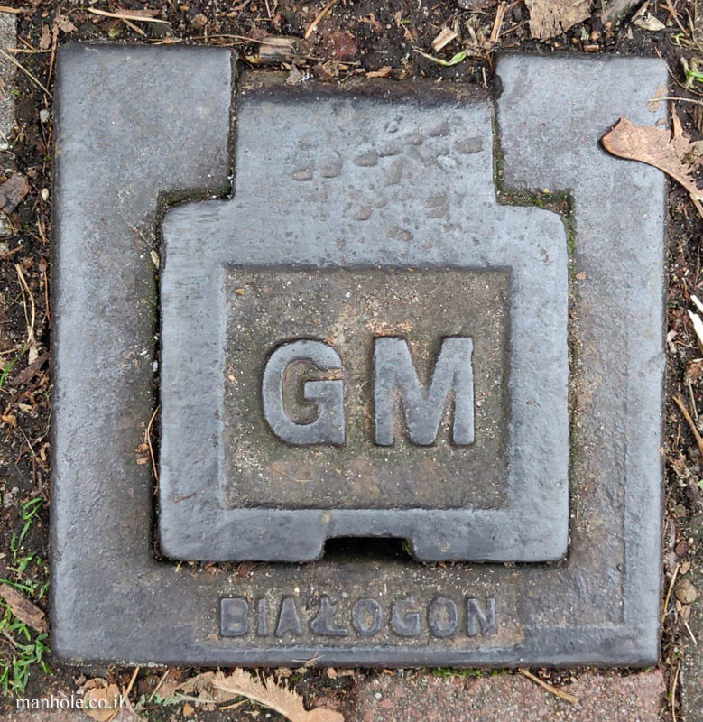 Warsaw - Small square lid with large lifting handle and the letters GM