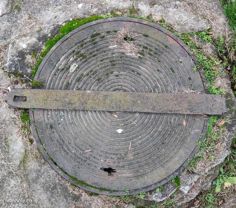 Warsaw - Lid locked by metal bar