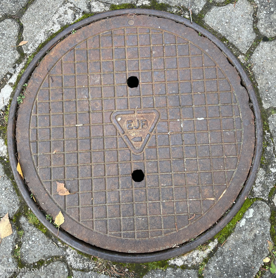 Lehota pod Vtáčnikom - round lid with a triangle in the center with text (2)