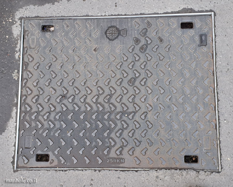 Paris  - Rectangular lid with four hatch openings