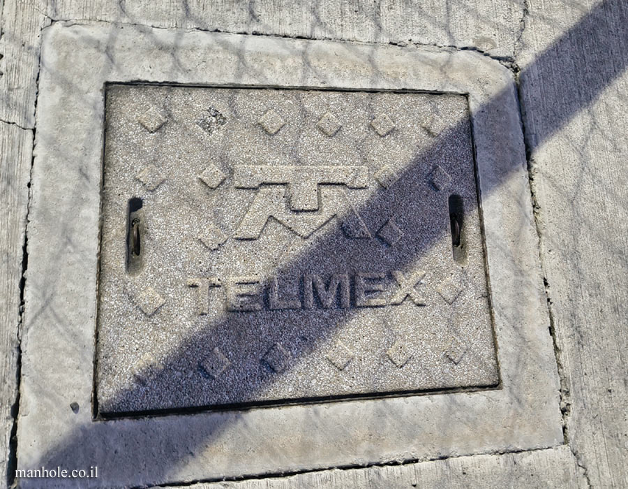 Pachuquilla - מכסה בטון המיועד לחברת התקשורת Telmex