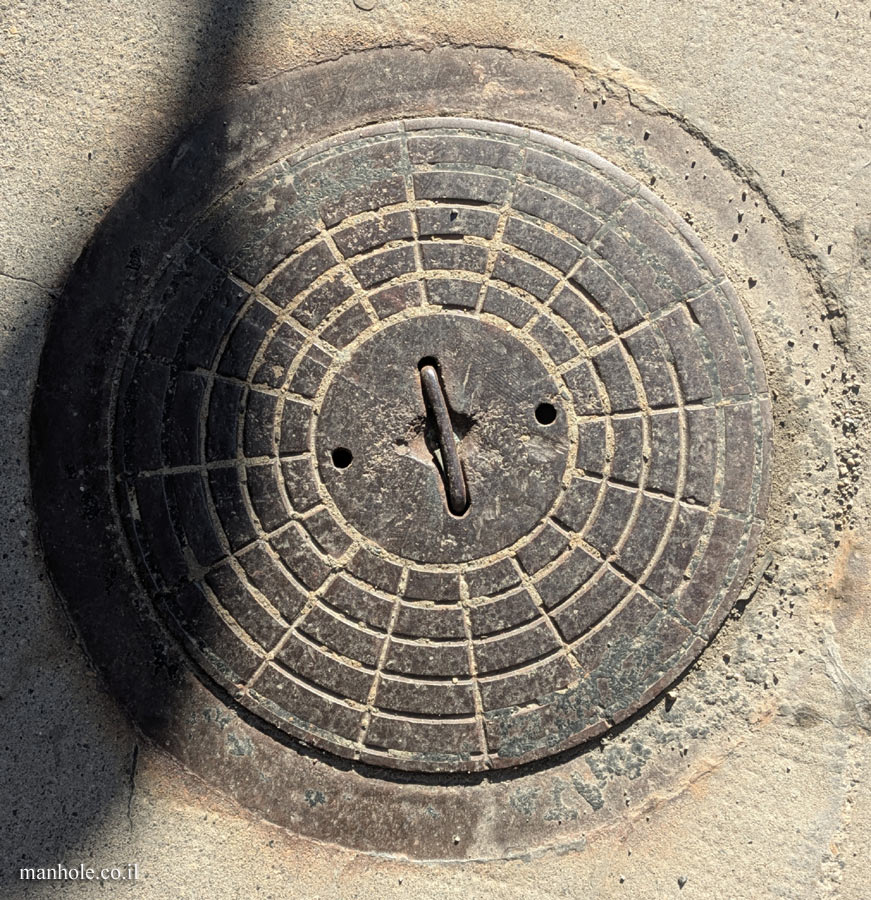 Calgary - a round lid with a handle and circles with a common center intersected by lines