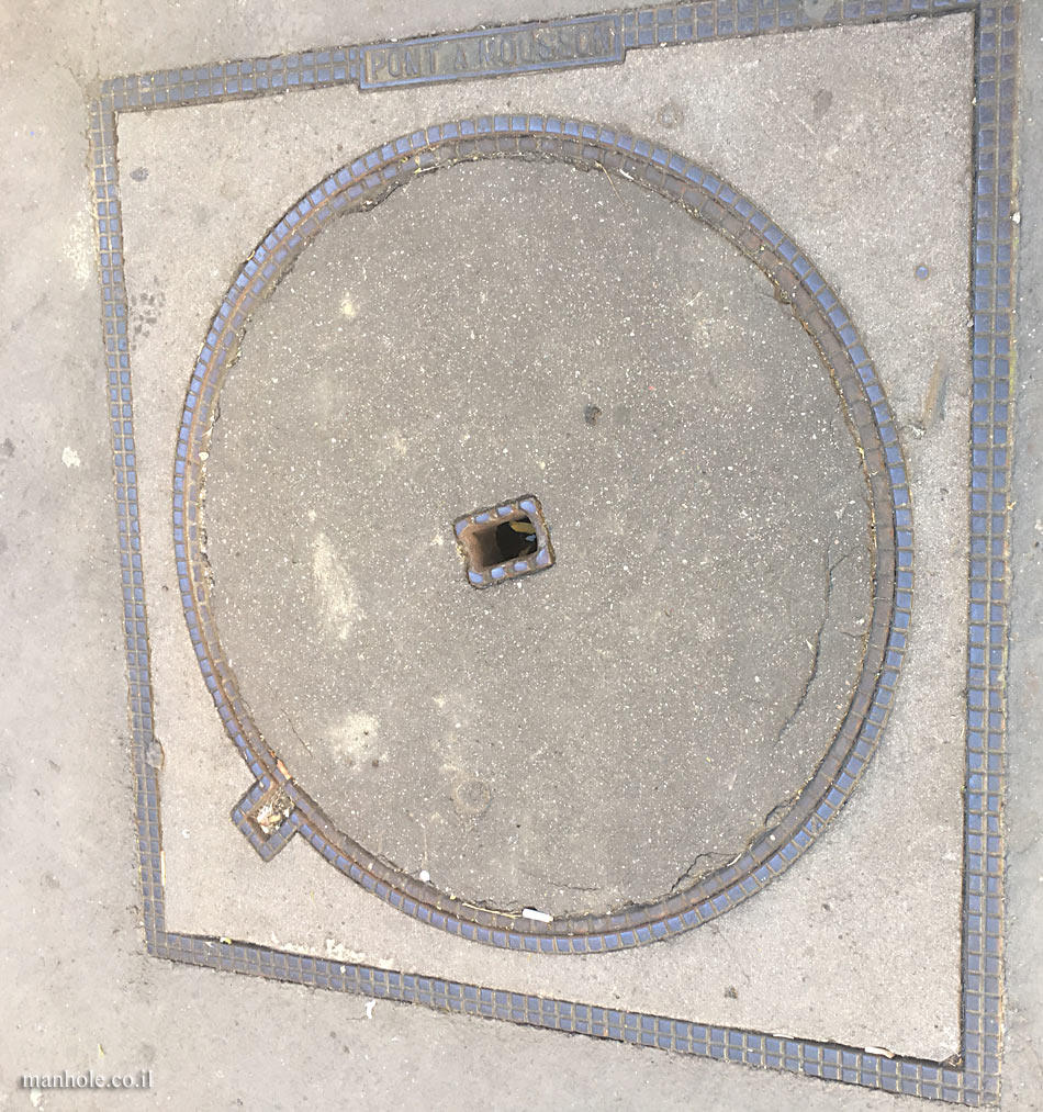 Paris - A round concrete cover in a square frame - 2