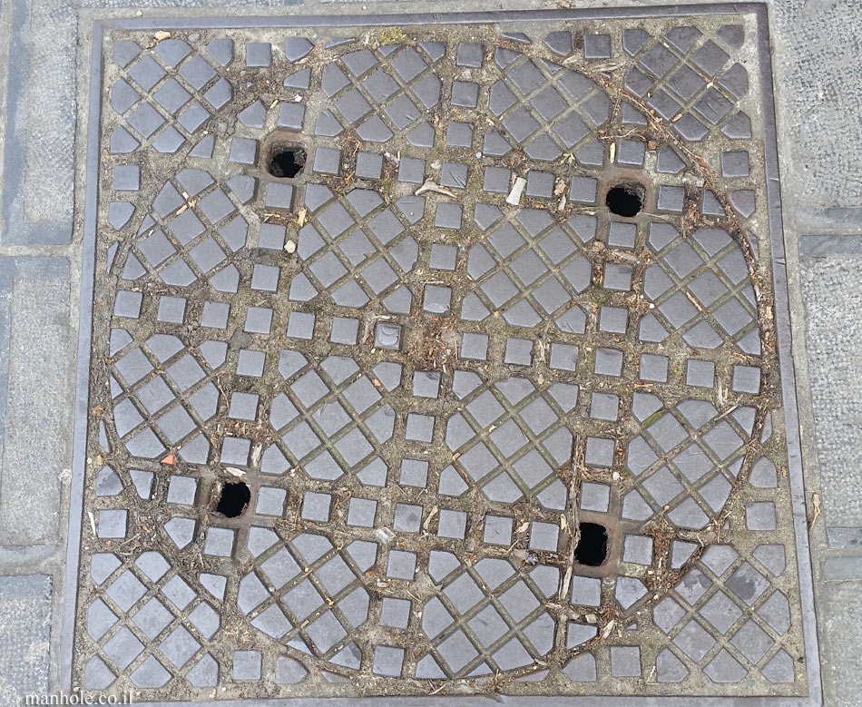 Etterbeek - Round lid in a square frame with a background of slots and squares