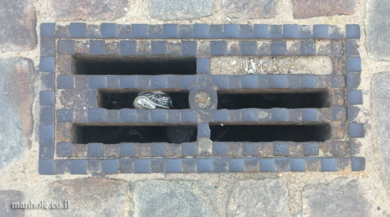 Warsaw - a rectangular drain cover