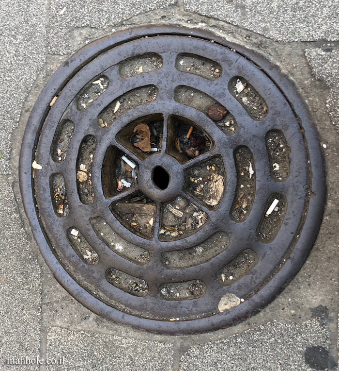 Istanbul - drainage cover with radial grooves