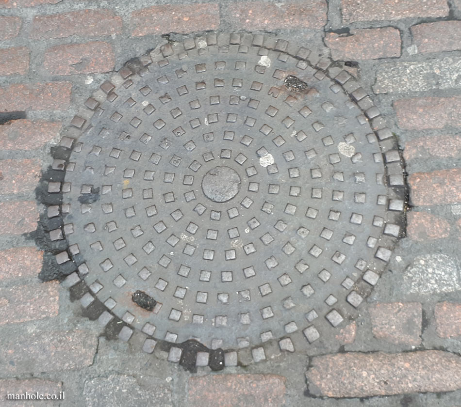 London - Covent Garden - a round lid with a circles of squares