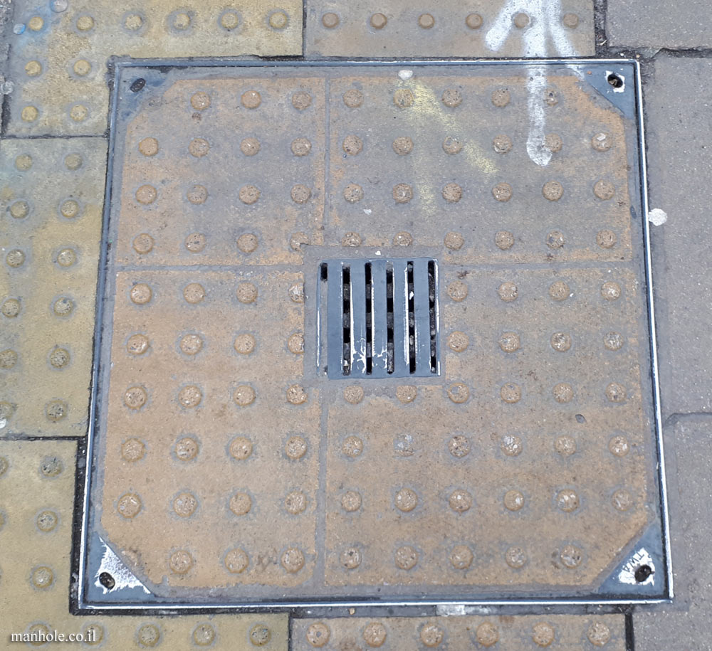 London - "chameleon" type cover with drainage hole