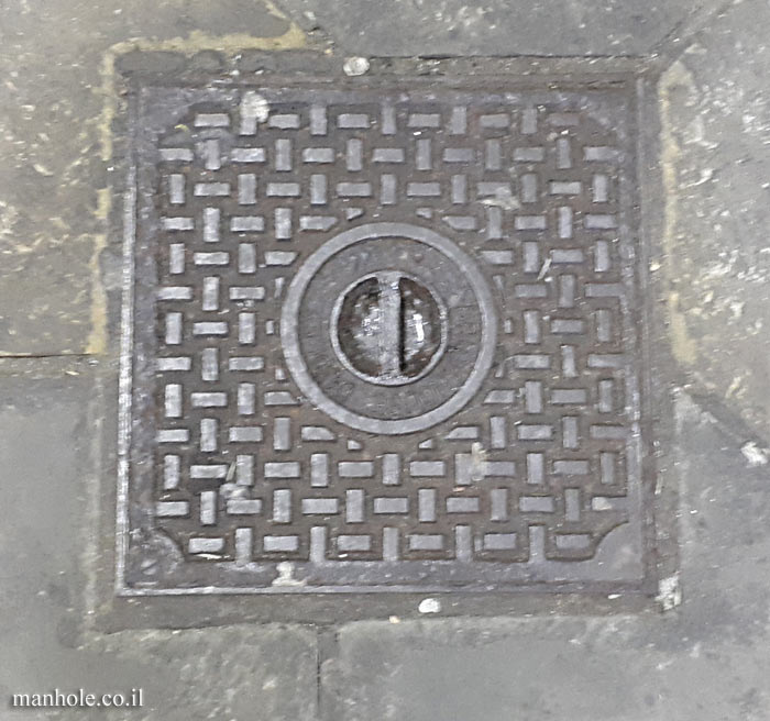 London - A square cover with a handle in the center surrounded by a circle