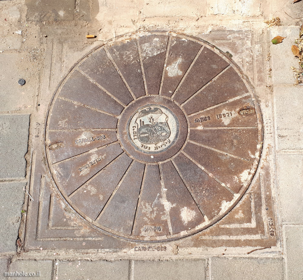 A drainage cover from Nesher in the Nahalat Binyamin area of Tel Aviv