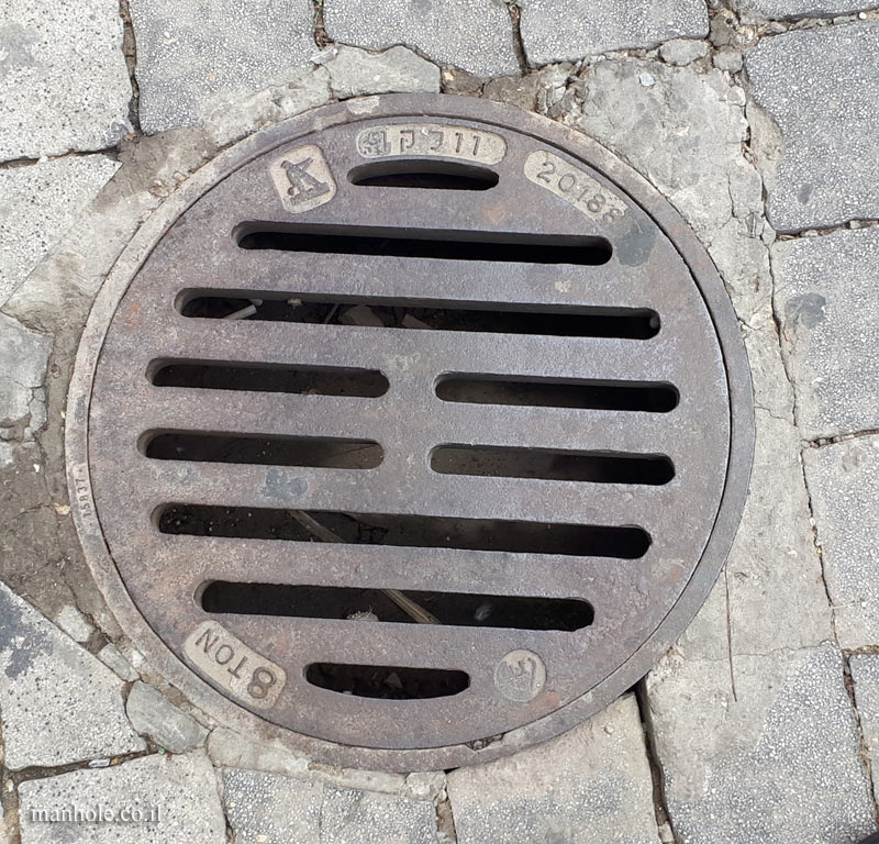 Tel Aviv Port - A drain cover in the shape of a web (2)