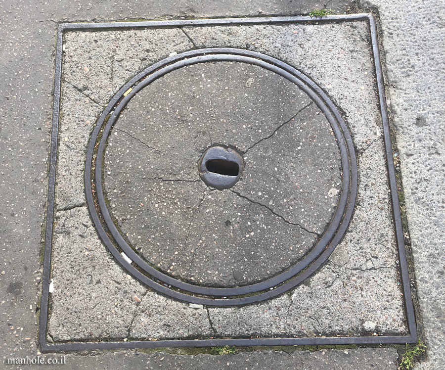 Lyon - A round concrete cover in a square frame