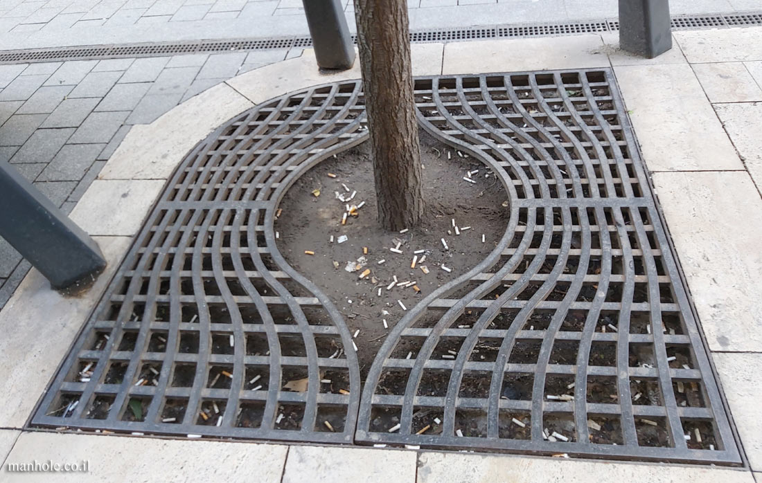 Budapest - A Tree grate composed of two parts similar to lips
