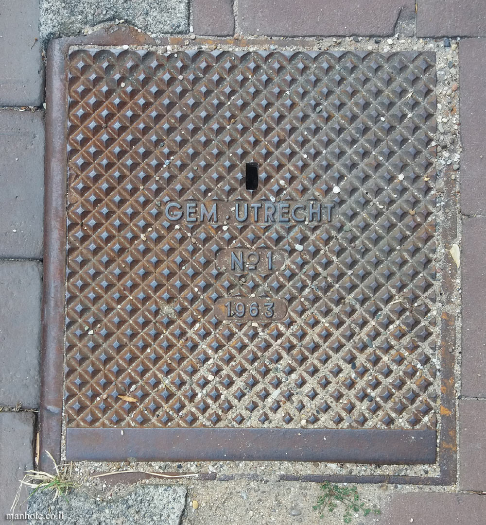 Utrecht - Square cover with side elevation axis