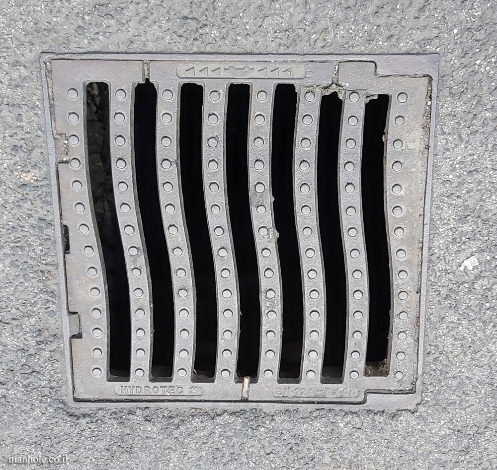Budapest - drainage cover with wave-shaped grooves (2)