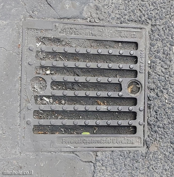 Budapest - sidewalk drainage - Square cover with prominent points (2)