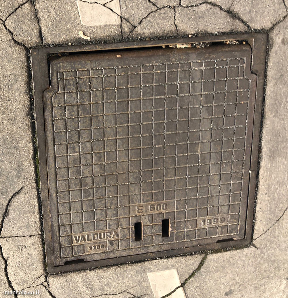 Vienna - VALDURA - Square cover with lift axis