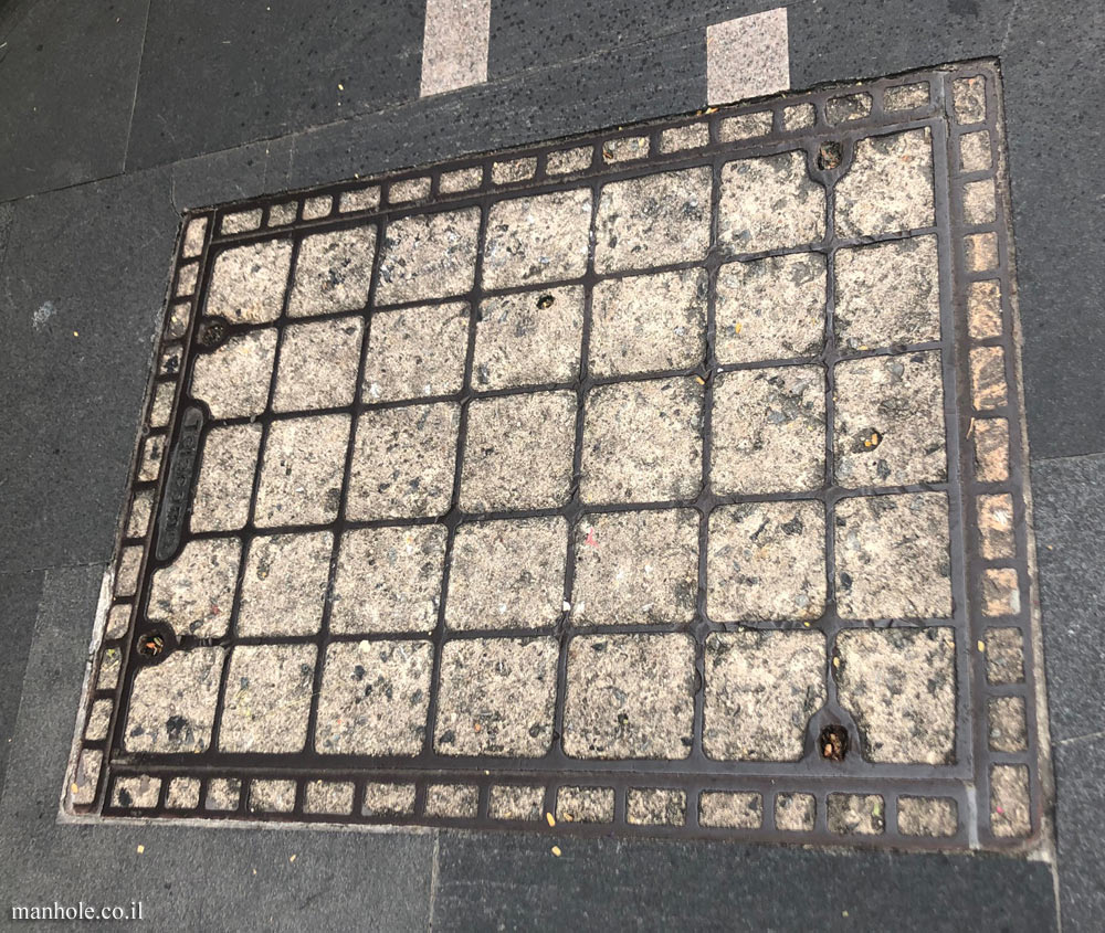 rand Kaal Schijnen The ultimate manhole covers site | Cable / Comm. cover | Cover's details:  Singapore - TELECOM - cover with 35 slots