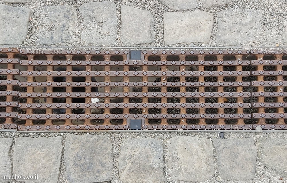 Budapest - Drainage of pavement - ACO (2)