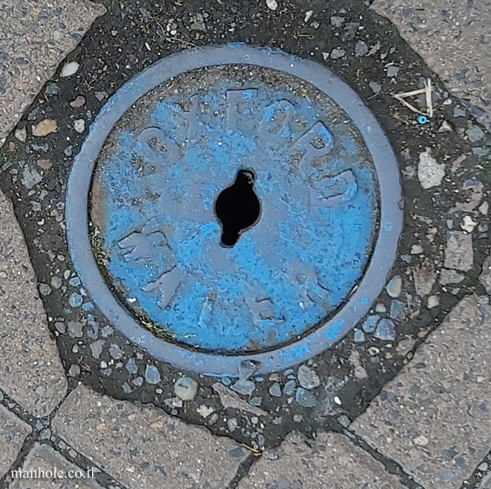 Oxford - A small water cap with a center hole (2)