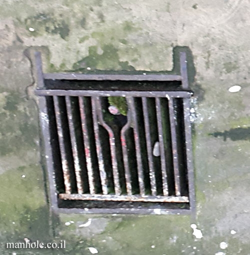 LONDON - Square drain cover with opening spindle
